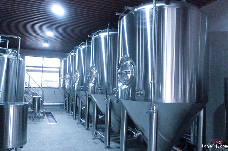 精酿啤酒设备厂家的材料应注意什么 锥形啤酒发酵罐的结构特点怎样